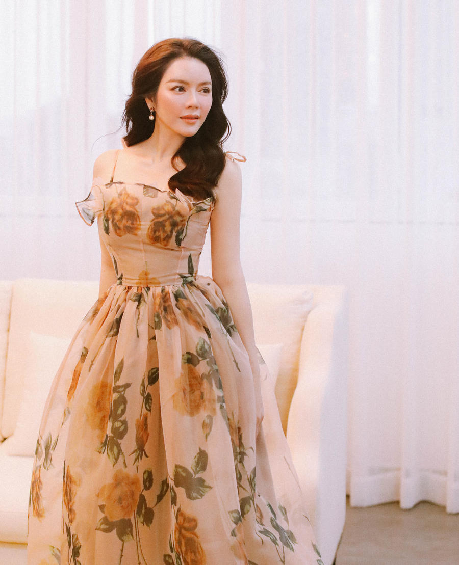 Lựa chọn cho mình chiếc váy hoa đơn giản, kết hợp cùng kiểu tóc uốn nhẹ giúp hình ảnh Lý Nhã Kỳ trở nên ngọt ngào nhưng không kém phần quyến rũ, sang trọng.