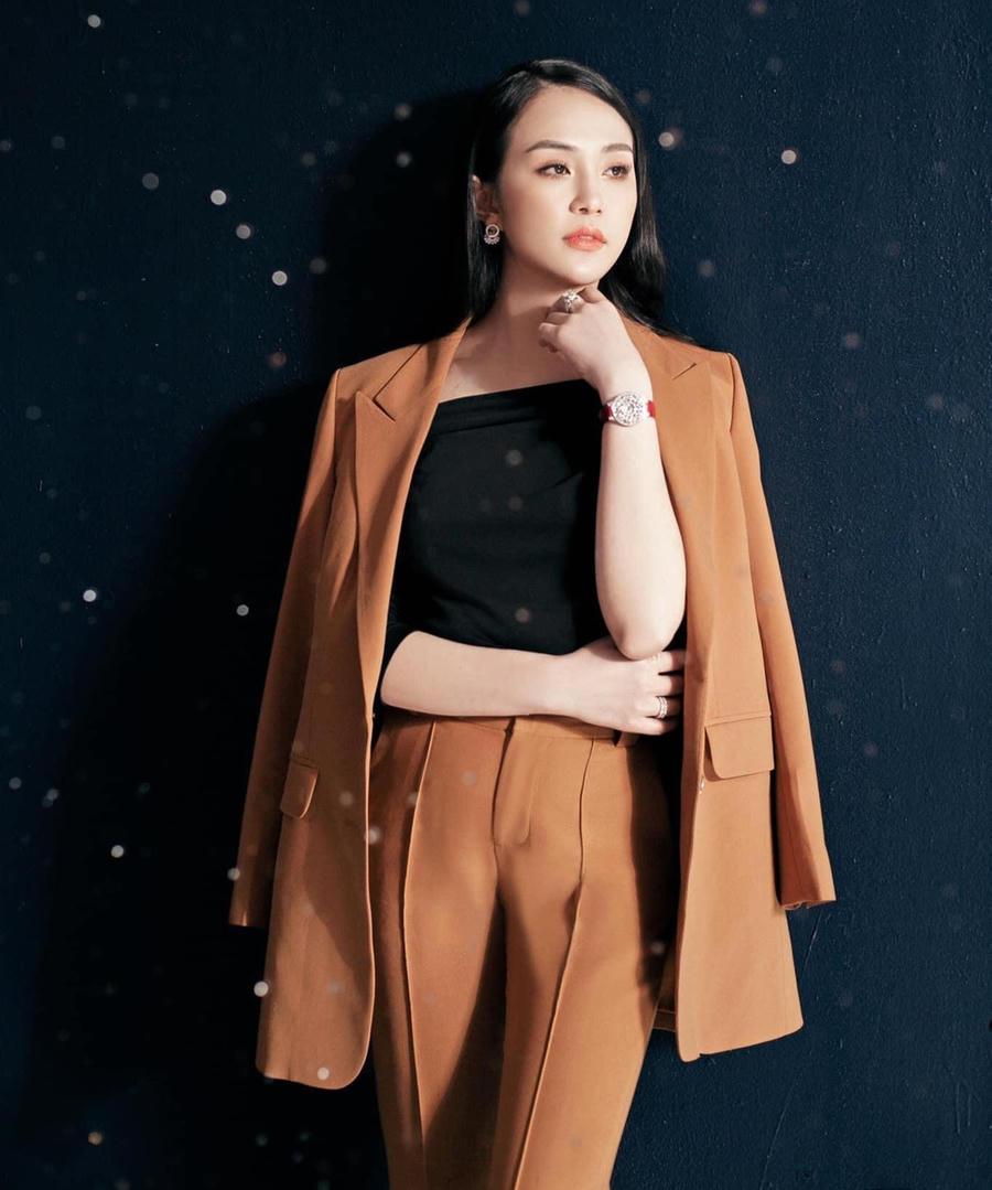 Nữ doanh nhân chia sẻ, mặc suit phom dáng rộng&nbsp;giúp che bớt các nhược điểm như bắp tay và eo to, ngực nhỏ.