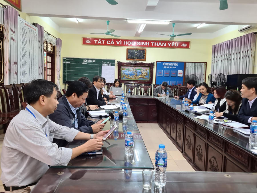 Đoàn kiểm tra đến làm việc tại Trường Tiểu học Hương Sơn B 