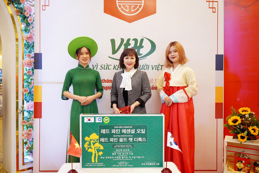  NSND Minh Hòa và sản phẩm tinh dầu thông đỏ