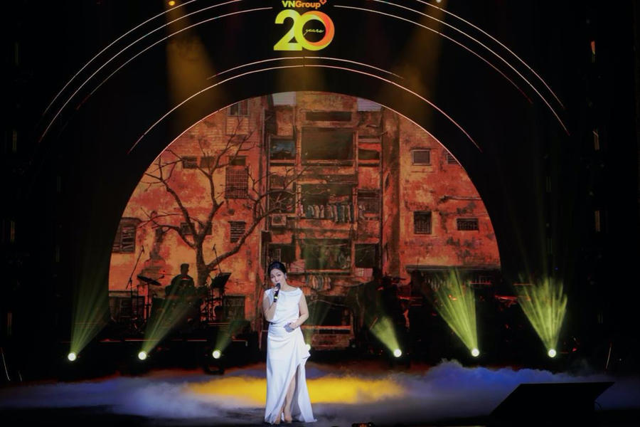 Ca sĩ Mỹ Linh biểu diễn ca khúc “Nhớ mùa thu Hà Nội”