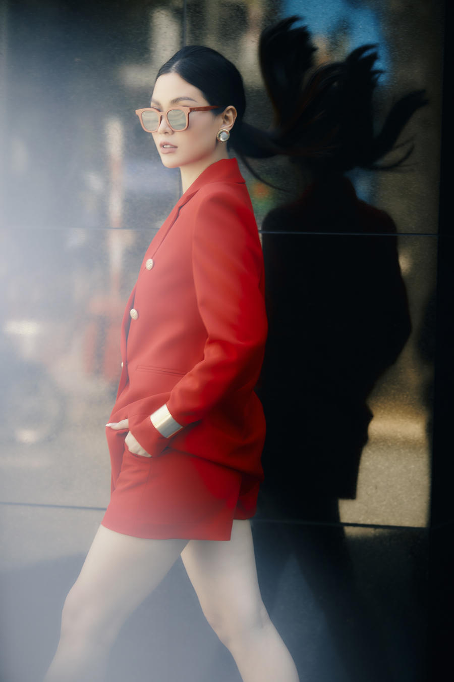 Trên mạng xã hội, cô thường xuyên cập nhật cuộc sống thường ngày và không ngại làm mới phong cách cá nhân.&nbsp;