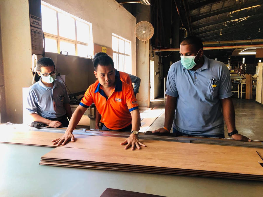 Doanh nhân Nguyễn Văn Nhiên trực tiếp hướng dẫn công nhân nhà máy tại Malaysia