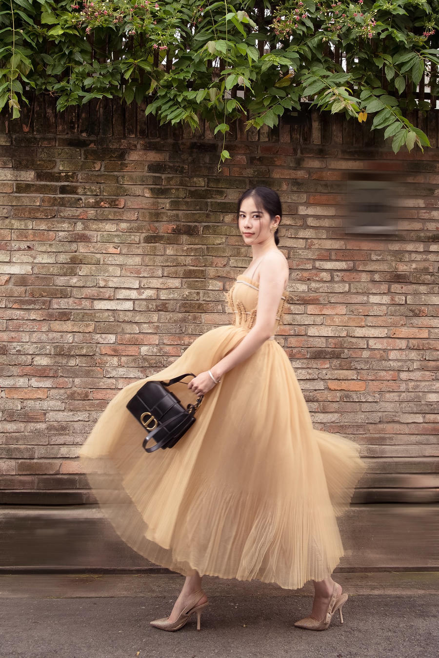 &nbsp;Cách kết hợp cùng chiếc túi 30 Montaigne trứ danh của nhà mốt Dior và layout trang điểm nhẹ nhàng sắc sảo giúp tôn gương mặt Nam Em thêm phần cuốn hút.