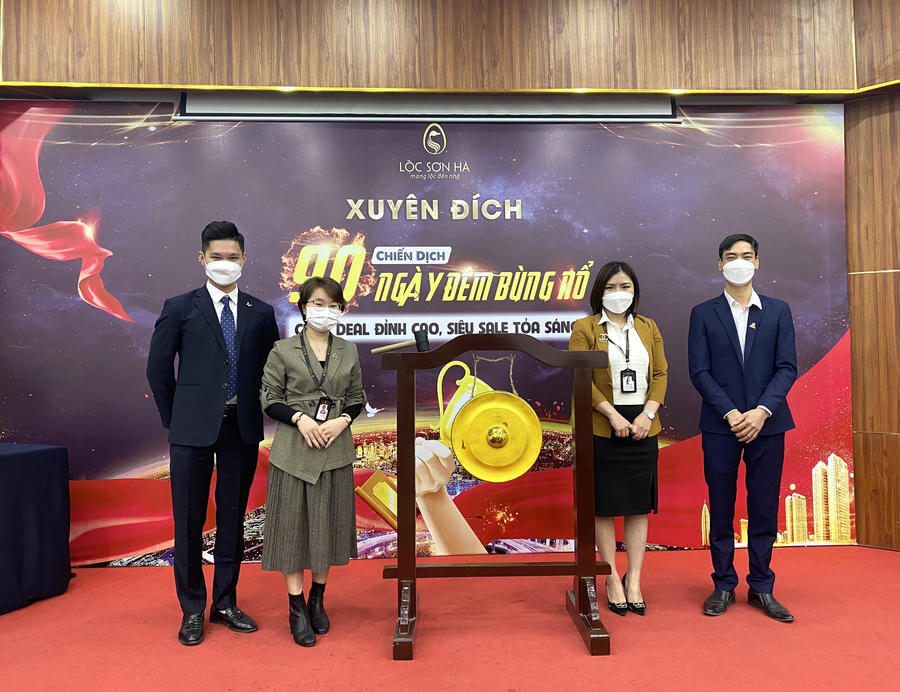 Những chiến binh xuất sắc nhất tại từng phân khúc thực hiện đánh chiêng thể hiện tinh thần