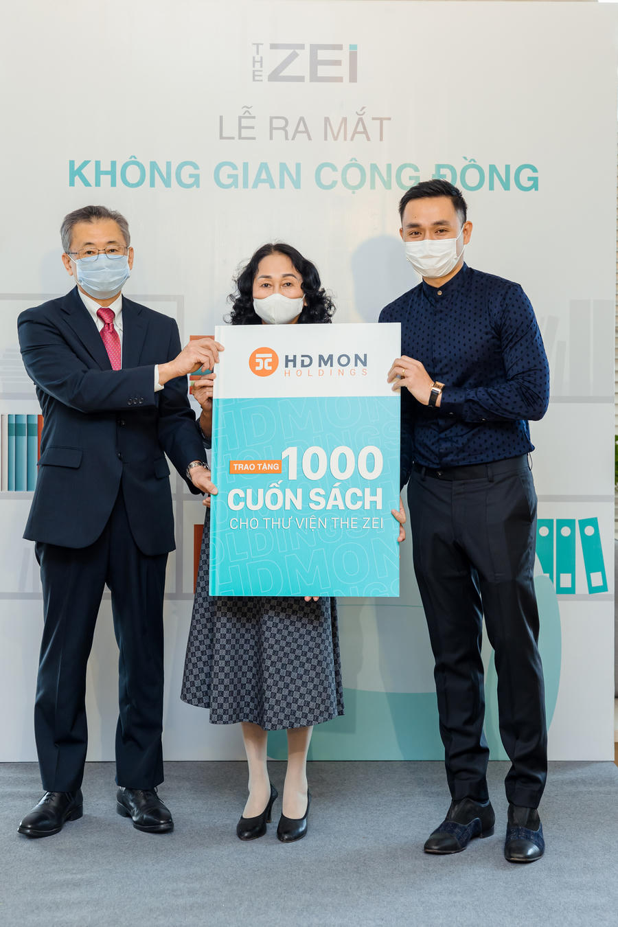 Ông Nguyễn Anh Tuấn&nbsp;- Phó&nbsp;Chủ tịch&nbsp;Tập đoàn HDMon Holdings&nbsp;trao&nbsp;tặng sách cho đại diện cư dân và đơn vị QLVH toà nhà