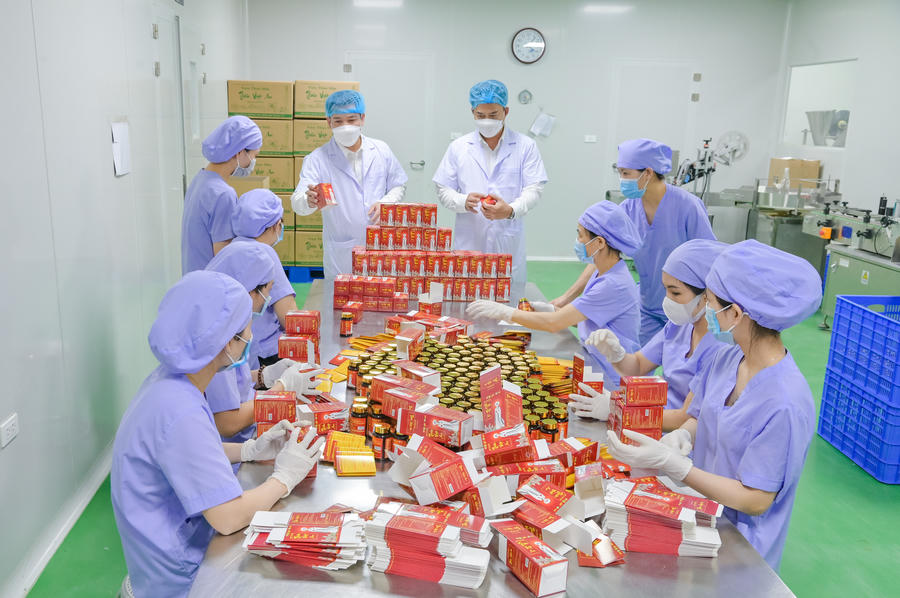 Ban lãnh đạo Công ty Bảo Trí giám sát dây chuyền sản xuất của nhà máy