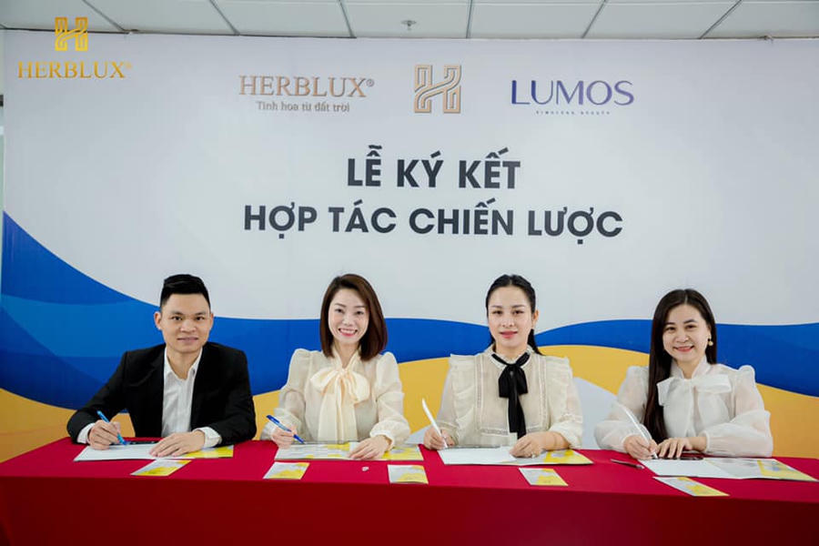 Sự kiện ký kết hợp tác thương hiệu LUMOS và Herblux  (Trái qua phải, Chủ tịch AMA Group Nguyễn Văn Cường, CEO Đoàn Huyền Trang, Chủ tịch thương hiệu LUMOS Nguyễn Thùy Dương, Chủ tịch Herblux Nguyễn Thị Việt Hà)