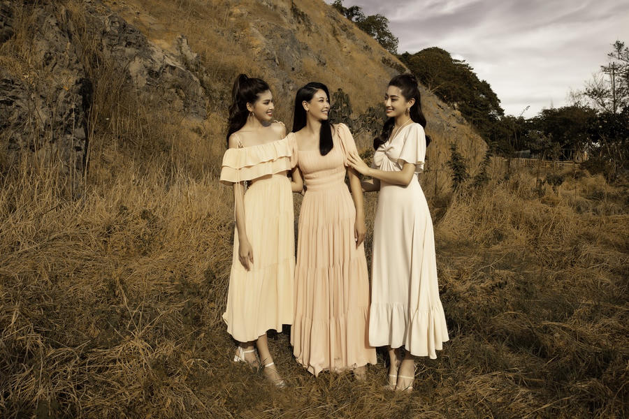 Diện các thiết kế chủ yếu làm từ các chất liệu vải mát mẻ, thoải mái cùng gam màu trung tính cực kỳ phù hợp với mùa hè, bộ 3 hoá thân thành những cô gái phiêu du tại khung cảnh thiên nhiên hoang dã và tận hưởng chuyến picnic ngày hè.