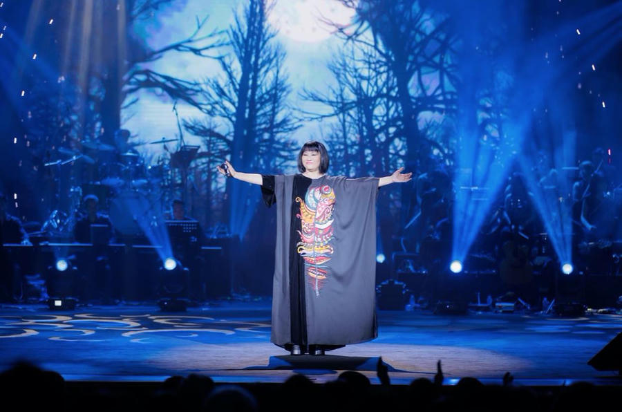 Ca sĩ Cẩm Vân thể hiện ca khúc “Hạ Trắng”, “Rừng xưa đã khép”,  “Sóng Về Đâu” và “20 mùa nắng lạ”