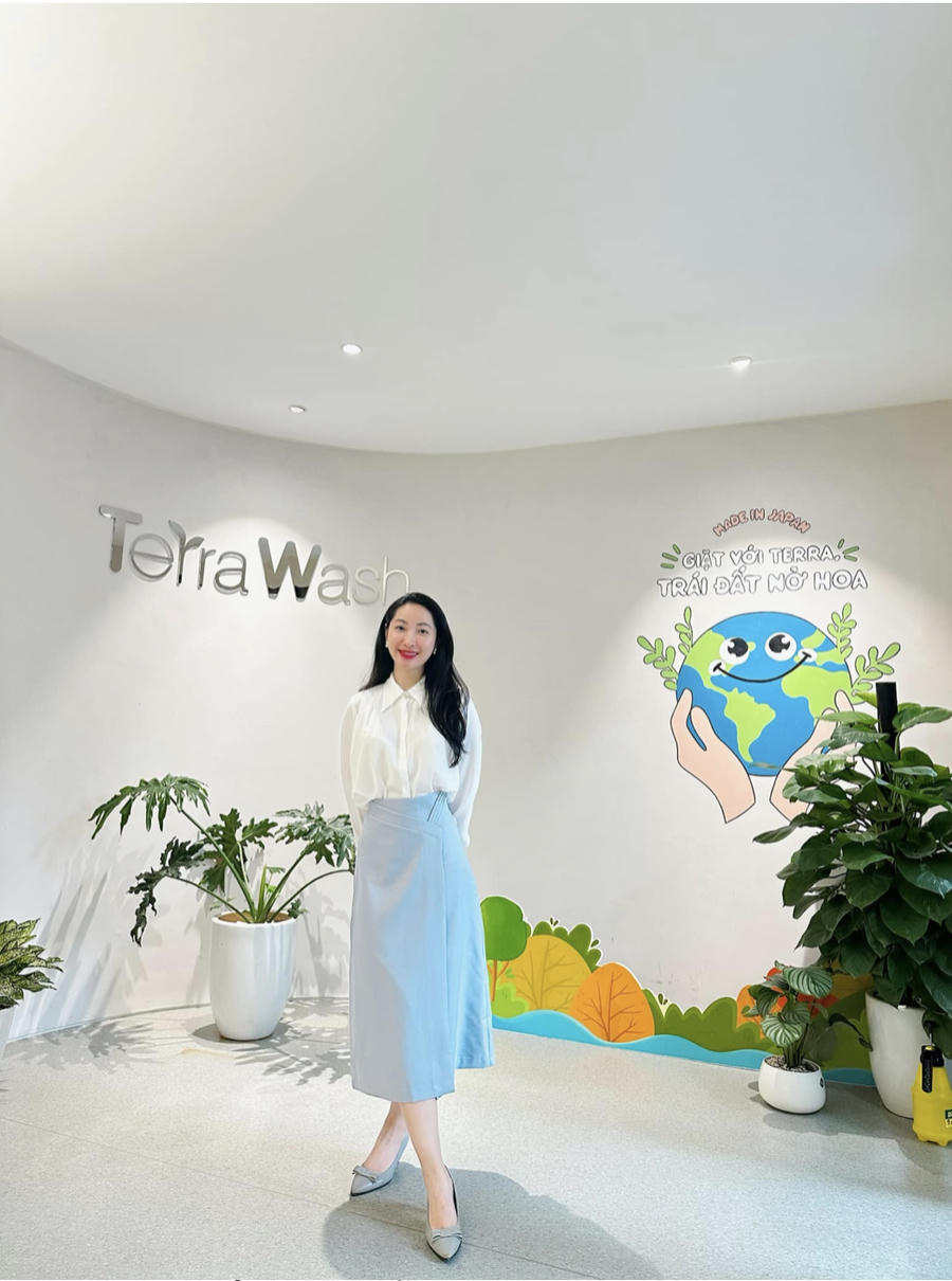Nữ CEO Hồng Nguyễn check-in tại công ty với logo thương hiệu Terra Wash