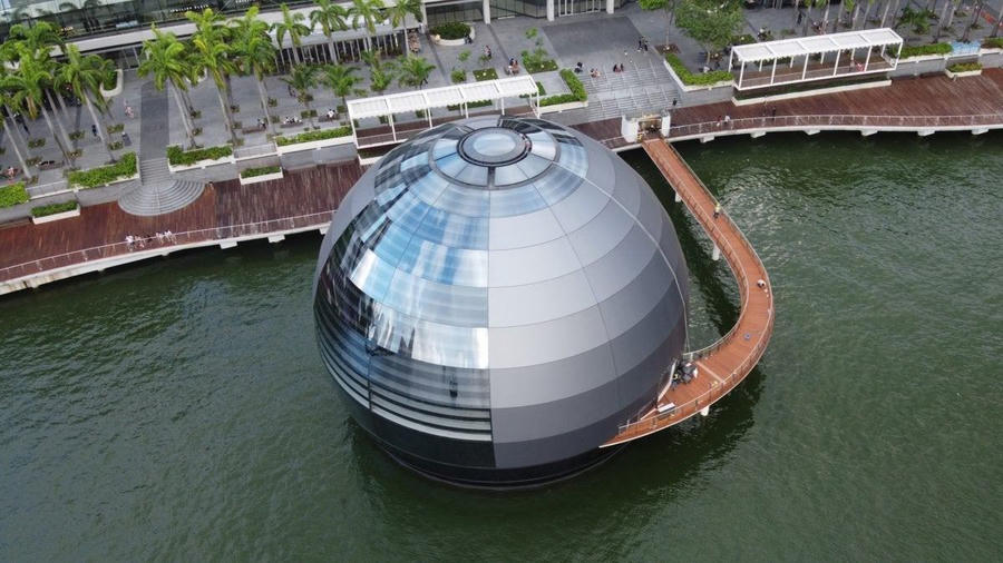 Với vị trí nổi giữa mặt hồ, cửa hàng mới của Apple giống như một tàu vũ trụ khổng lồ trên vịnh Marina. 