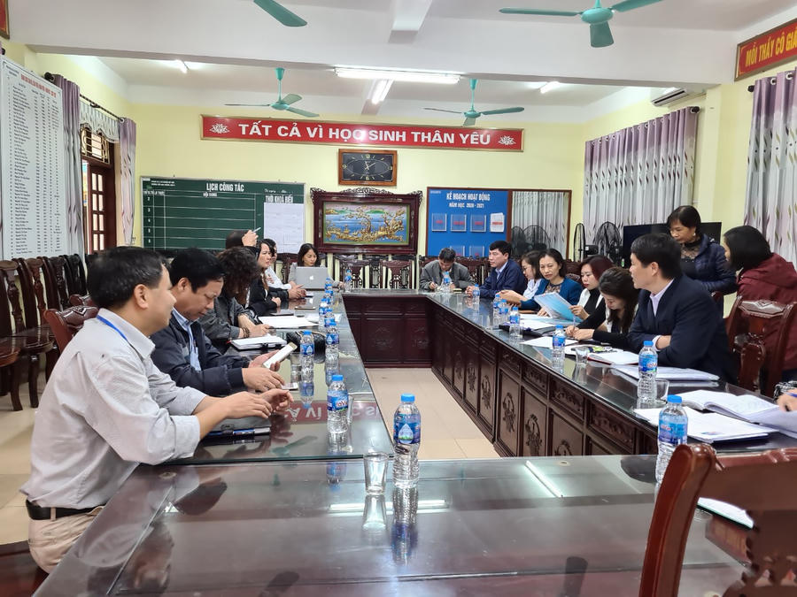 Đoàn kiểm tra làm việc tại Trường tiểu học Hương Sơn B