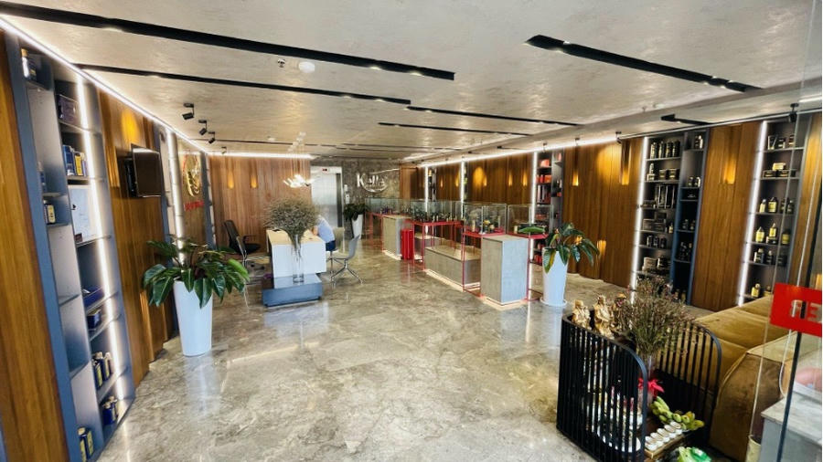 Công ty cổ phần sản xuất thương mại Kella do Bành Ngọc Thanh làm tổng giám đốc