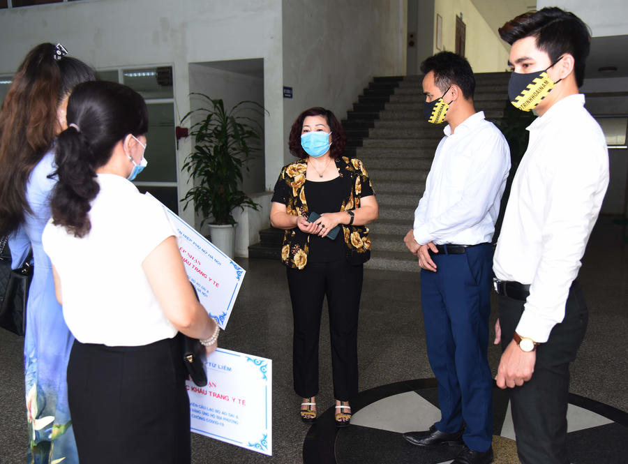 HLH PN Hà Nội – Bà Phạm Thị Thanh Hương đại diện đơn vị tiếp nhận&nbsp;đánh giá cao hành động thiết thực, ý nghĩa này của CLBAD VN