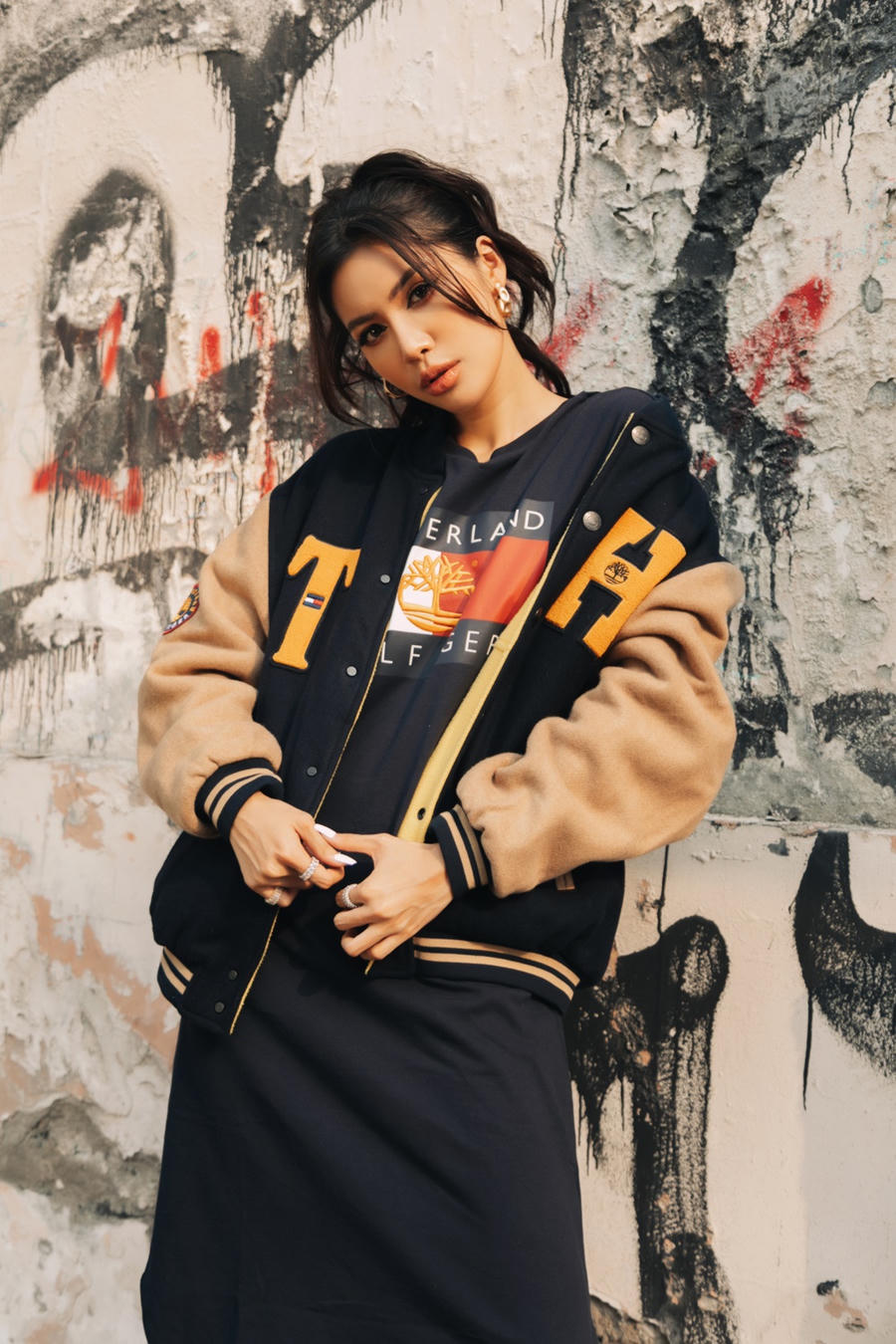 Ngoài ra, Minh Tú còn tham gia làm mứt, gói bánh chưng, bánh tét... những công việc này vừa vui, vừa giúp Minh Tú học hỏi được rất nhiều về những món ăn truyền thống. Thừa nhận bản thân không khéo tay hay giỏi nấu ăn nhưng việc trải nghiệm nhiều sẽ giúp cô có thể làm được những món ăn truyền thống trong tương lai, đó cũng là cách gìn giữ truyền thống mà Minh Tú muốn bản thân phải làm được để sau này dạy cho con cháu.