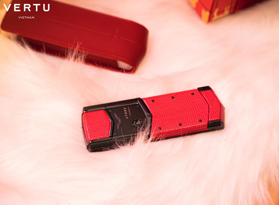 Vertu Signature V Pure Black Lizard Red là gợi ý hoàn hảo khi chọn quà cho nửa kia có yêu cầu cao về thời trang và thẩm mỹ