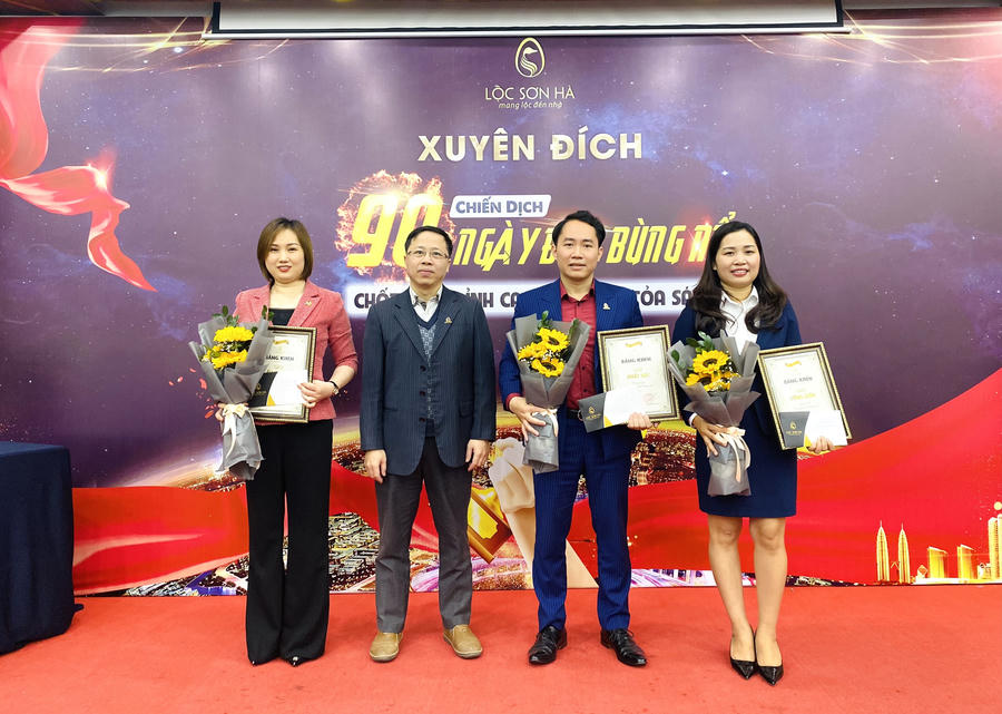 Các GĐ Kinh doanh lên nhận giải kết thúc chiến dịch.