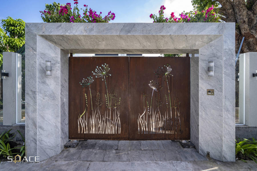 K-Villa+ nổi bật cho kiến trúc bền vững bởi sử dụng nhiều loại vật liệu thân thiện với môi trường như đồ nội thất sử dụng gỗ tự nhiên, gạch không nung làm vách ngăn, gạch cỏ tại sân vườn, thép không rỉ tại tường rào. 