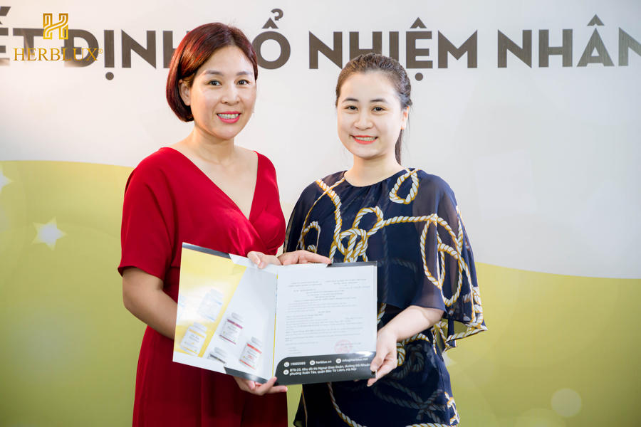 CEO Hoàng Hiền trong buổi lễ bổ nhiệm đầu tiên của thương hiệu TPBVSK Herblux.&nbsp;