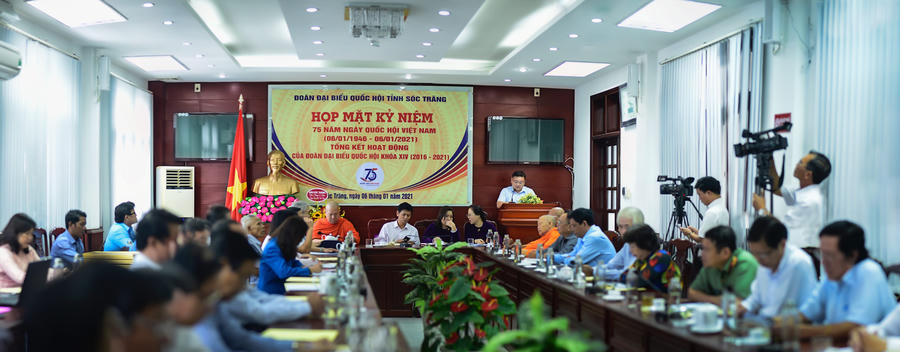 Ông Trần Khắc Tâm đang phát biểu tại Lễ kỷ niệm 75 năm Ngày kỷ niệm Quốc hội của Đoàn đại biểu Quốc hội khóa XIV tỉnh Sóc Trăng