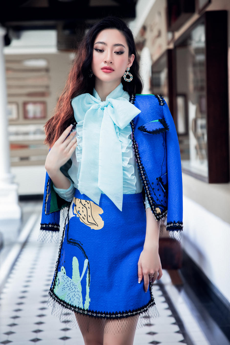 Trong bộ ảnh, Hoa hậu Lương Thùy Linh nổi bật giữa các gam màu nóng lấy cảm hứng từ họa tiết pop-art mang vẻ đẹp của hoa cỏ.