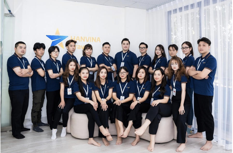 Nhìn lại diện mạo 6 năm trước và một HanVina Travel căng tràn sức sống ngày hôm nay mới thấy rõ sự chuyển đổi lớn lao cả về chất lẫn lượng, lại càng trân trọng hơn tầm nhìn và tâm huyết của người lãnh đạo và đội ngũ nhân viên đã chung sức dựng xây nên HanVina Travel.   Công ty TNHH TMDV HanVina Travel là đơn vị lữ hành tiên phong hỗ trợ các dịch vụ du lịch trong và ngoài nước, đặc biệt là các sản phẩm du lịch tâm linh Côn Đảo và nghỉ dưỡng. Sau nhiều năm hình thành và phát triển, hiện tại HanVina Travel liên tục khẳng định vị trí dẫn đầu về chất lượng dịch vụ du lịch, và nhận được rất nhiều lời khen cũng như sự hài lòng từ khách hàng.