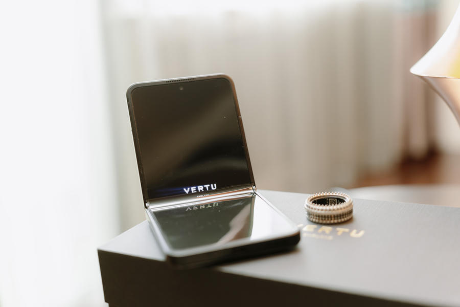 &nbsp;Ironflip đang là mẫu điện thoại gập đắt nhất thế giới