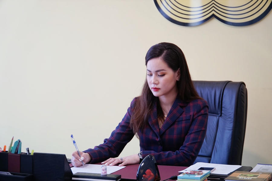 Người phụ nữ tài sắc đam mê kinh doanh.