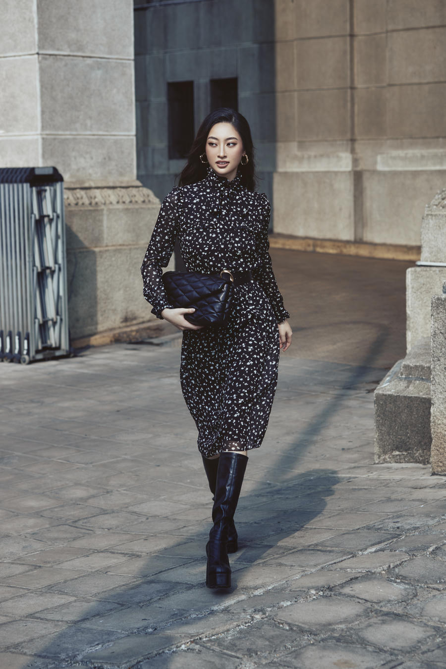 Sử dụng lối makeup cá tính, Hoa hậu diện chiếc đầm đen với form dáng cổ điển, đơn sắc làm nổi bật lên vẻ đẹp sang trọng, tinh tế.