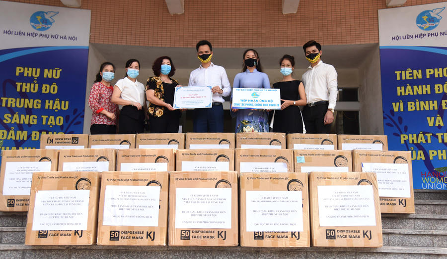 CEO Công ty CP Thời Trang Sen Vàng - ông Phạm Hồng Phúc cùng các thành viên trong CLBAD VN ủng hộ các đơn vị Hà Nội 67.500 chiếc khẩu trang chống dịch.