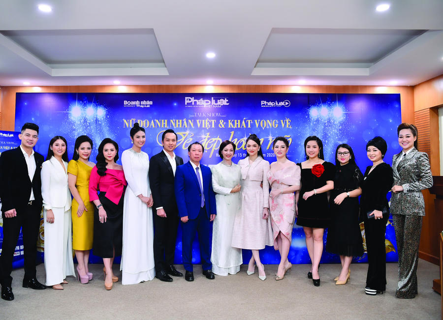 TS. Đào Văn Hội - Tổng Biên tập Báo Pháp luật Việt Nam chụp ảnh kỷ niệm cùng các khách mời