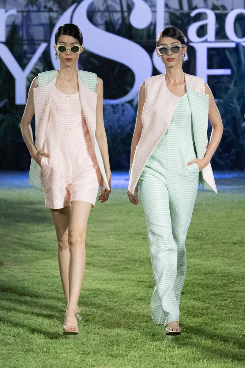 lựa chọn phù hợp cho mọi tình huống trong cuộc sống, từ không gian văn phòng, các buổi hội nghị, họp hành, tiếp khách, cho đến những khi ngao du đây đó và cả cho những buổi dạ tiệc sang trọng hay sự kiện trọng đại.