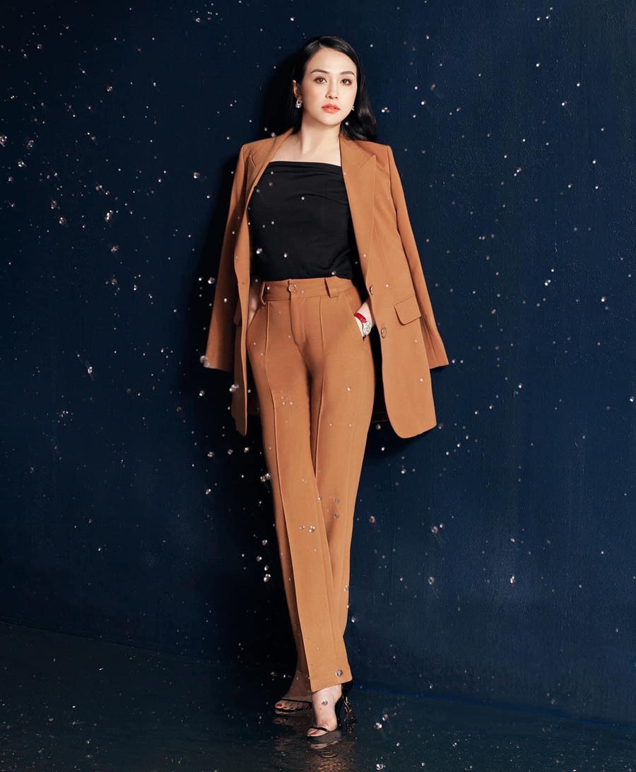 Theo Hương Baby, với những bộ suit trơn, cô chỉ mặc cùng áo màu trơn bên trong&nbsp;và giày cao gót. 