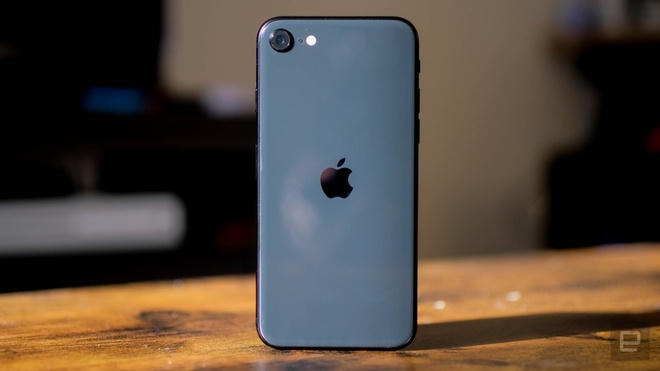 Trong thời gian đầu về Việt Nam, iPhone SE 2020 chính hãng được bán với giá 12 triệu đồng. Hiện tại, sản phẩm này có giá từ 10,7 triệu đồng cho phiên bản 64 GB. iPhone SE 2020 thực tế là một chiếc iPhone 8 sở hữu cấu hình iPhone 11. Ảnh: Engadget.