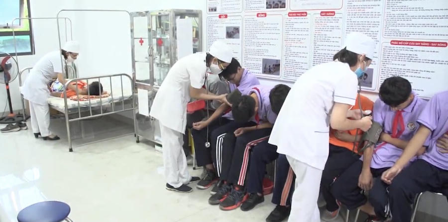 Trong tình huống diễn tập, hàng chục học sinh bị ngộ độc thực phẩm sau bữa ăn trưa.