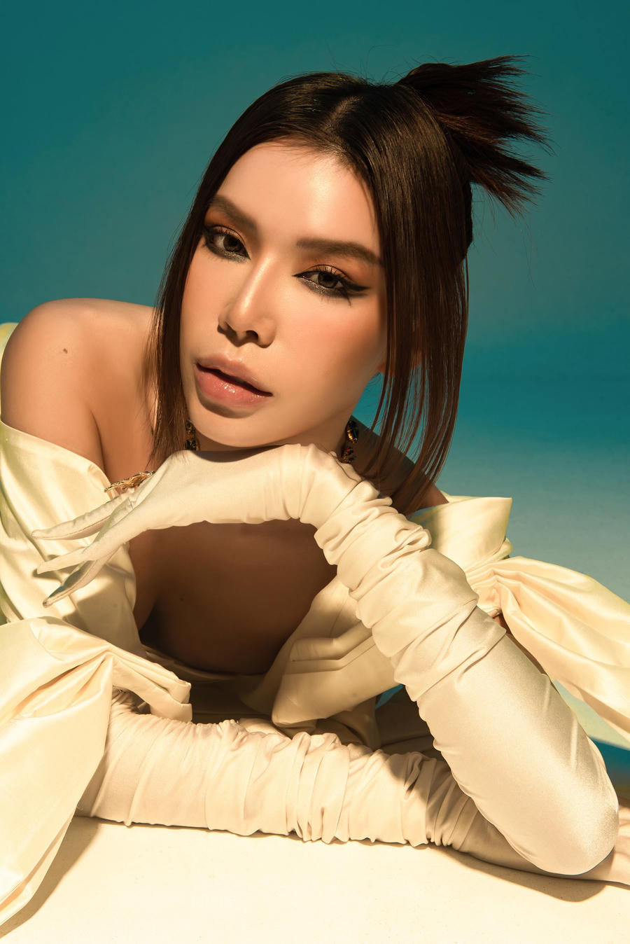 Cô khéo léo kết hợp cùng găng tay và makeup mềm mại, tạo sự bí ẩn khi pose dáng.