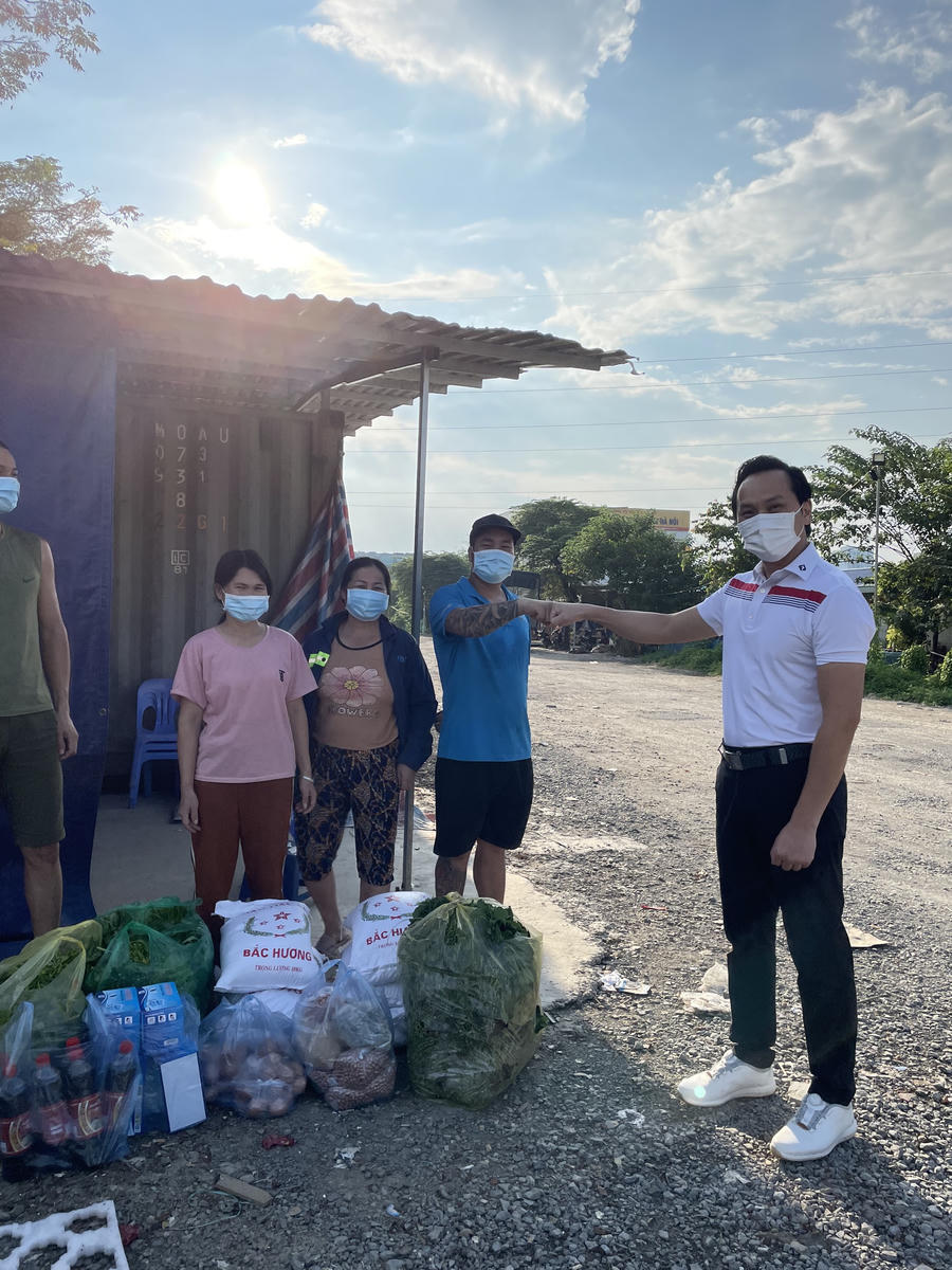 Ông Nguyễn Mạnh Hà trao những phần quà đến tận tay người lao động đang mắc kẹt tại Tân Mai, Hoàng Mai trong ngày Tết Độc lập