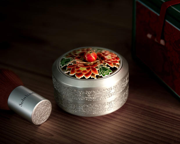 Thân hộp được chạm khắc cầu kỳ nhưng không được đính đá quý như phiên bản năm nay.