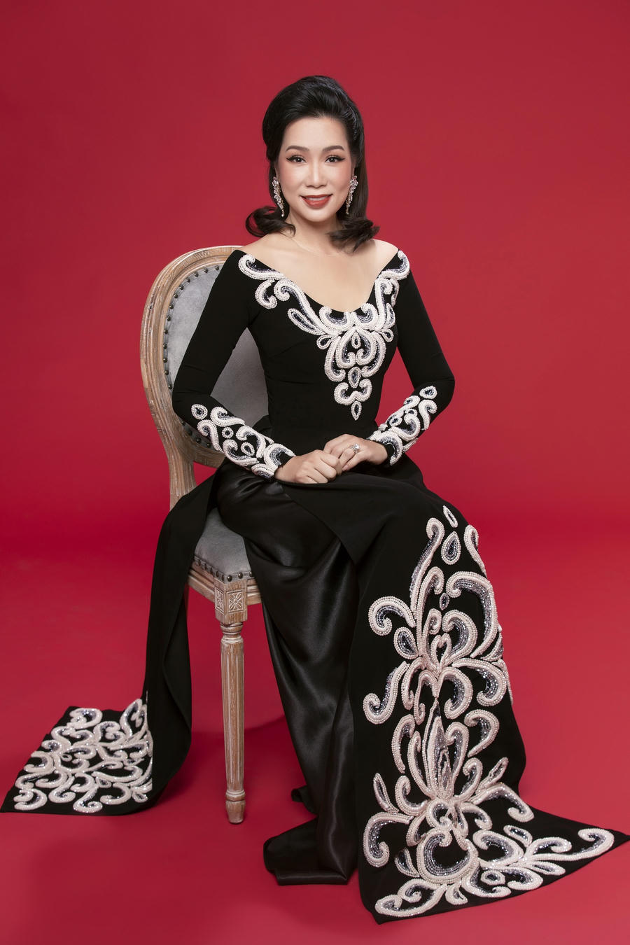 Về phía Trịnh Kim Chi, cô muốn truyền cảm hứng đến phái đẹp. Cô mong mọi người hãy tạo cho mình tinh thần thoải mái, giữ vẻ ngoài xinh đẹp để có thể tự tin hơn trong hành trình “giỏi việc nước, đảm việc nhà