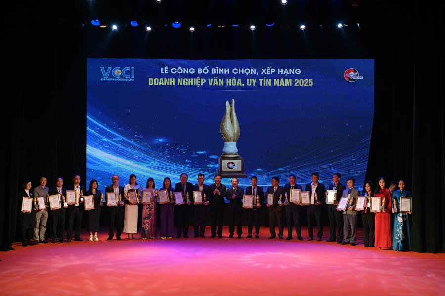 Top 20 doanh nghiệp tiêu biểu có thứ hạng cao nhất được trao Bằng khen của Chủ tịch VCCI.
Top 20 doanh nghiệp tiêu biểu có thứ hạng cao nhất được trao Bằng khen của Chủ tịch VCCI.