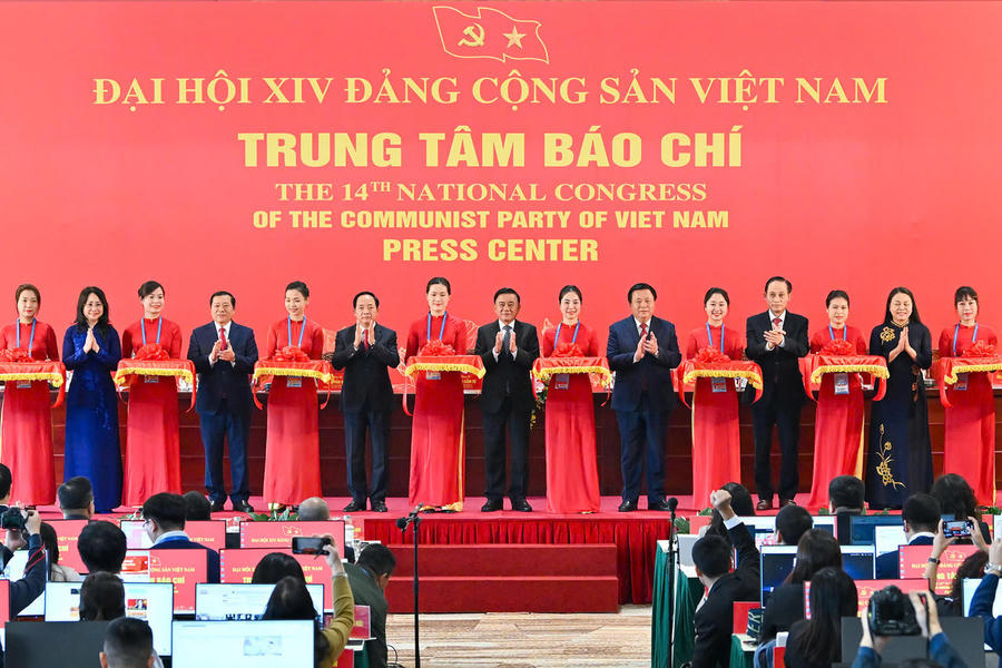 Các lãnh đạo cắt băng khai trương Trung tâm báo chí