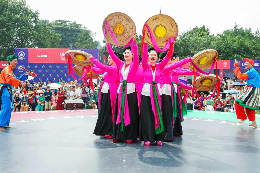 Một tiết mục biểu diễn nghệ thuật mang đậm bản sắc văn hóa Việt Nam tại Lễ hội văn hóa thế giới tại Hà Nội lần thứ nhất. (Nguồn: Bộ VHTTDL)