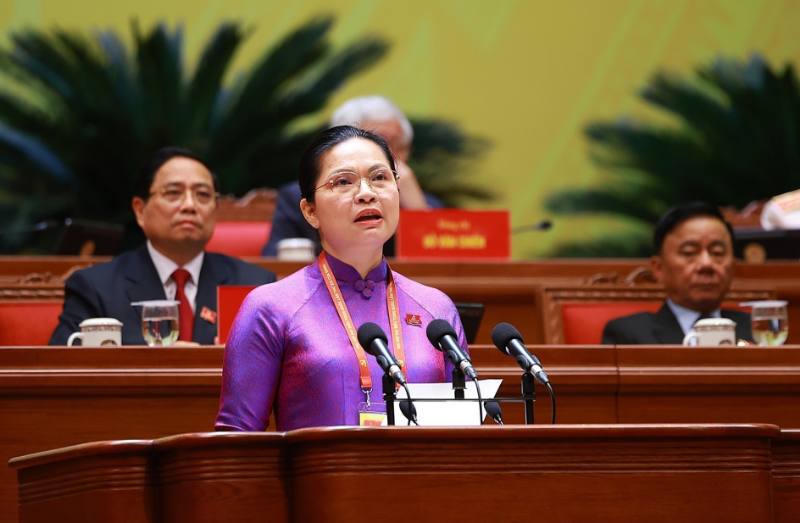 Đồng chí Hà Thị Nga, Ủy viên Trung ương Đảng, Phó Bí thư Thường trực Đảng ủy Mặt trận Tổ quốc, các đoàn thể Trung ương, Phó Chủ tịch - Tổng Thư ký Ủy ban Trung ương Mặt trận Tổ quốc Việt Nam trình bày tham luận tại Đại hội.