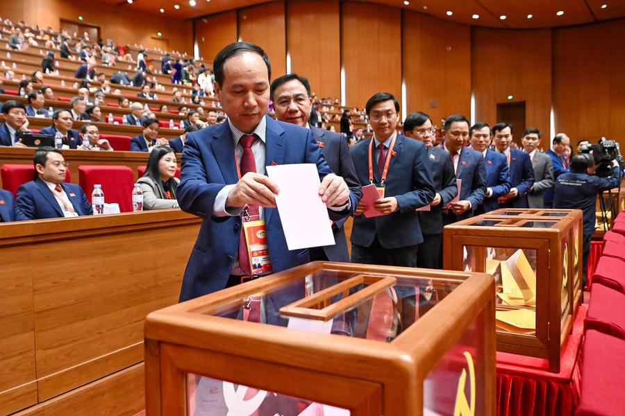 Các lãnh đạo Đảng và Nhà nước bỏ phiếu bầu Ban Chấp hành Trung ương khóa XIV. Các lãnh đạo Đảng và Nhà nước bỏ phiếu bầu Ban Chấp hành Trung ương khóa XIV.