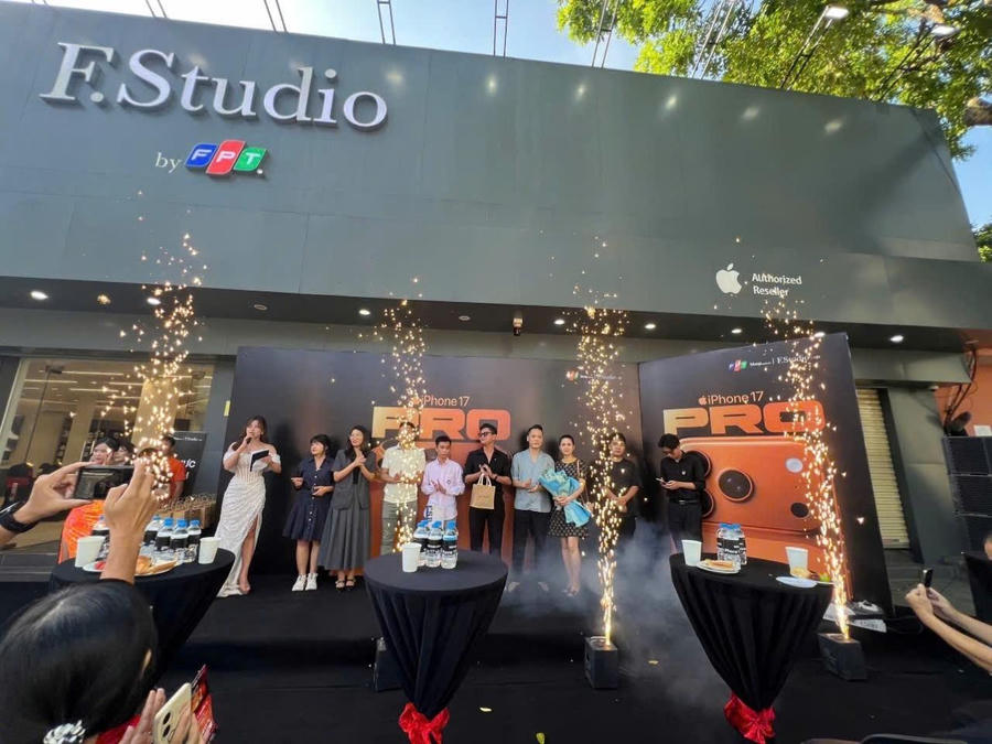 A group of people on a stage

AI-generated content may be incorrect.