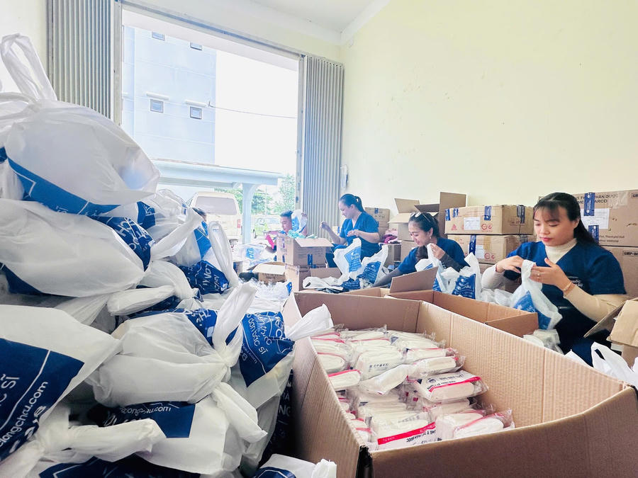 A group of people packing supplies

AI-generated content may be incorrect.