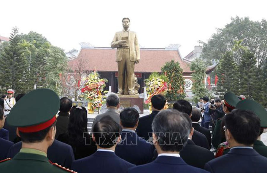 Tổng Bí thư Tô Lâm và đoàn công tác Trung ương dâng hoa, dâng hương và thăm Khu lưu niệm Tổng Bí thư Nguyễn Văn Cừ, tỉnh Bắc Ninh - Ảnh: TTXVN