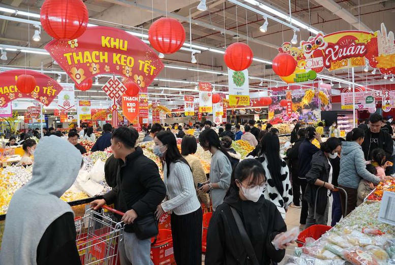 Người dân mua sắm Tết tại siêu thị