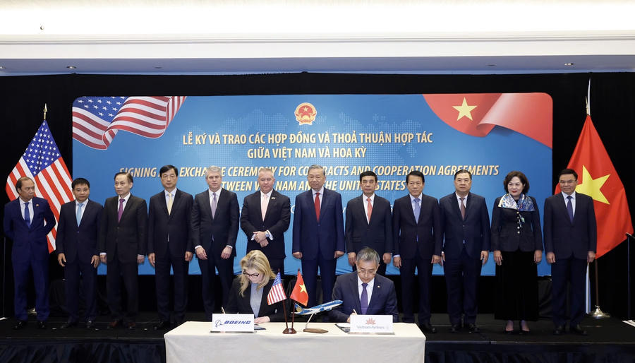 Tổng Bí thư Tô Lâm và đoàn đại biểu cấp cao Việt Nam chứng kiến Vietnam Airlines ký kết mua 50 tàu bay thân hẹp Boeing 737-8 trị giá lên đến 8,1 tỷ USD tại Washington, D.C. (Hoa Kỳ). 